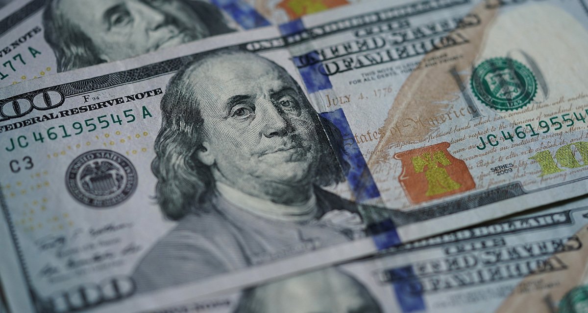 В Альфа-банке спрогнозировали курс доллара на 2024 год