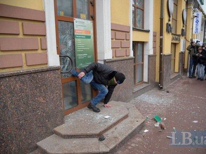В Киеве радикал застрял в двери во время нападения на Сбербанк