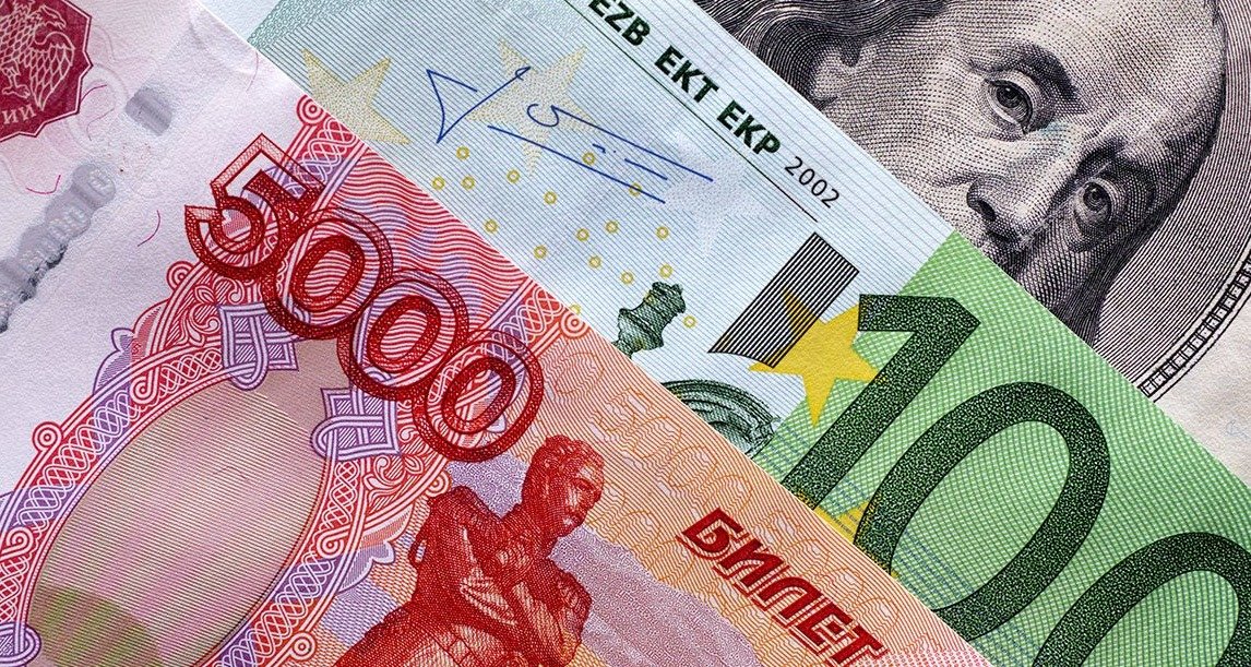 ЦБ призвал брокеров предупреждать клиентов о риске принудительной конвертации в рубли
