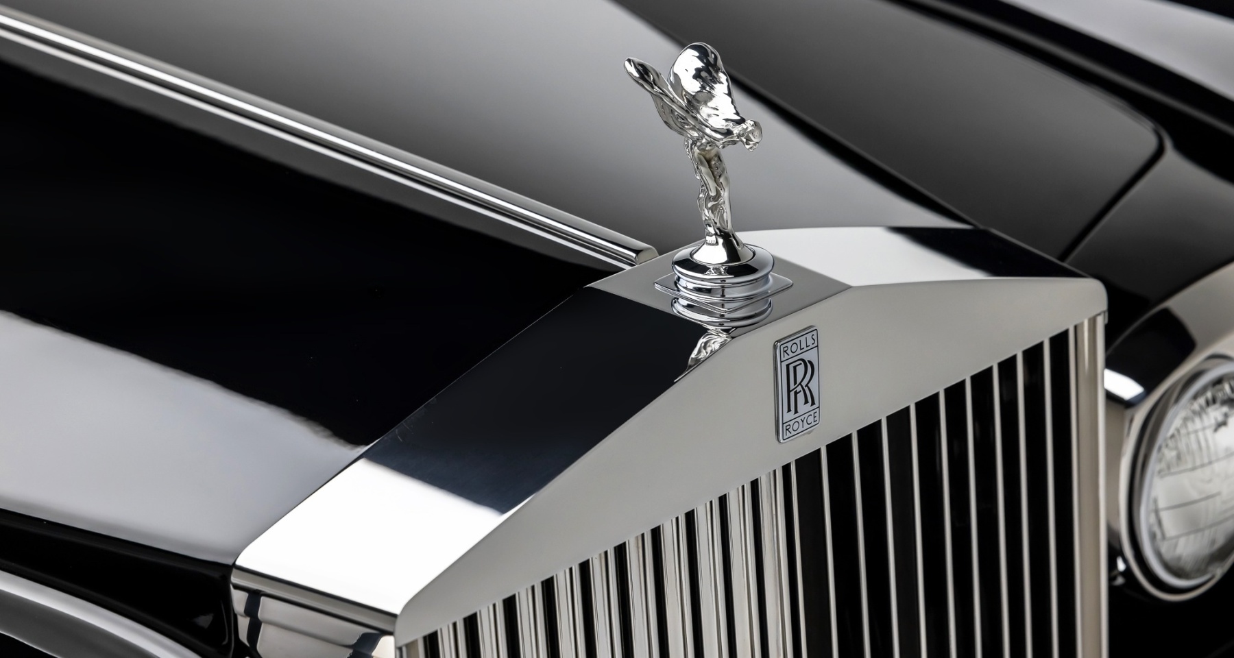 Россияне выстраиваются в очереди за Rolls-Royce и Ferrari