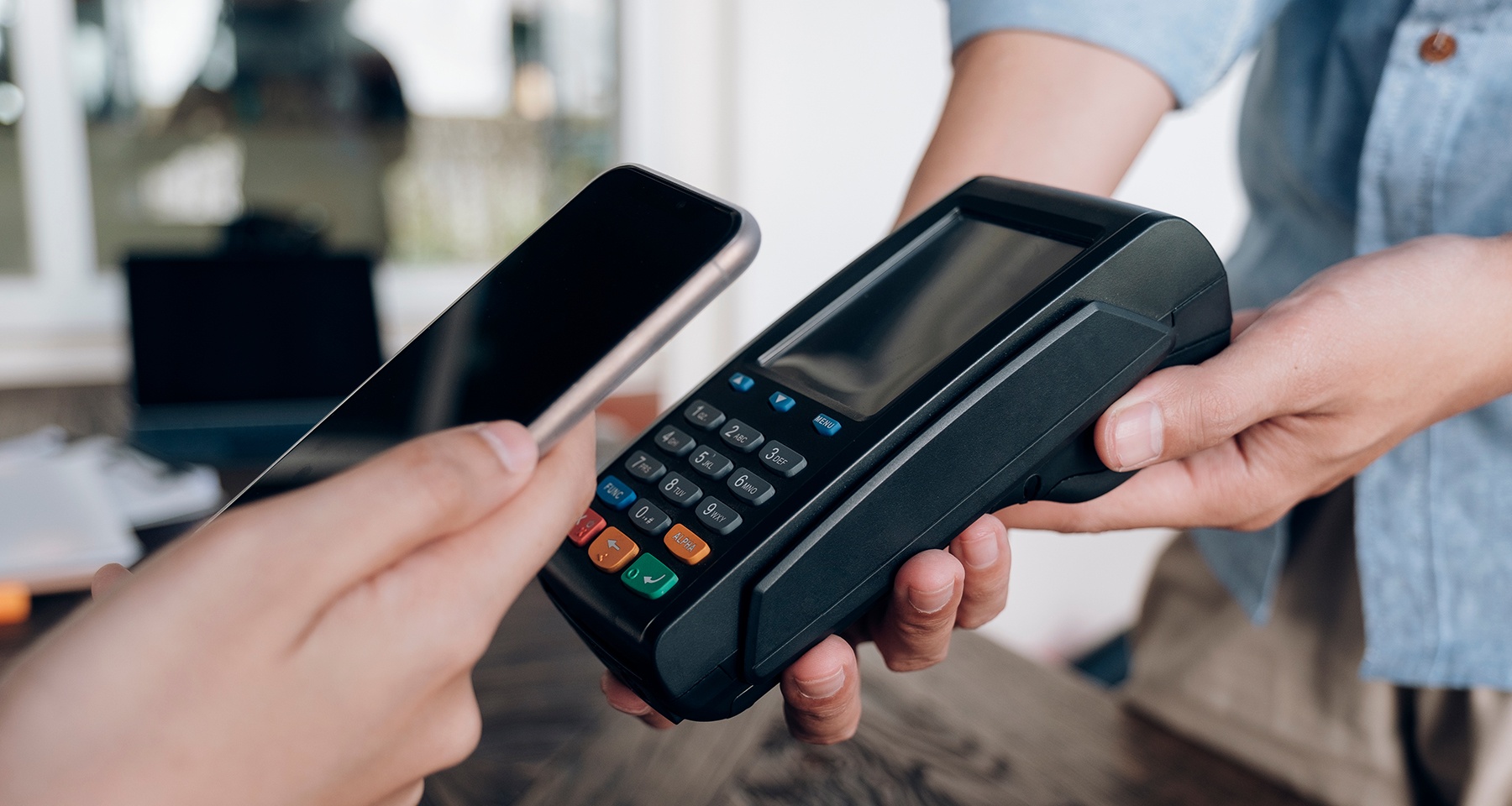 1800-iphone-payGCOhDKCNkfpM.jpg