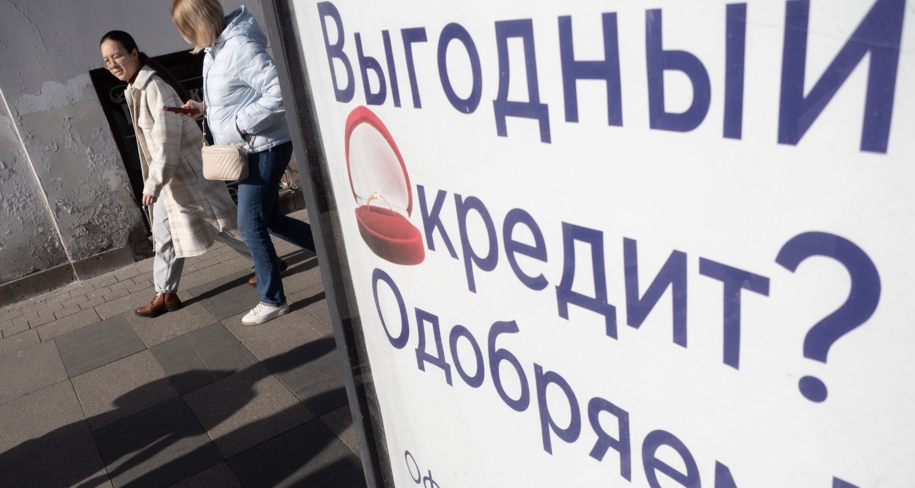 Банк повысил ставку по действующему кредиту: что делать заемщику