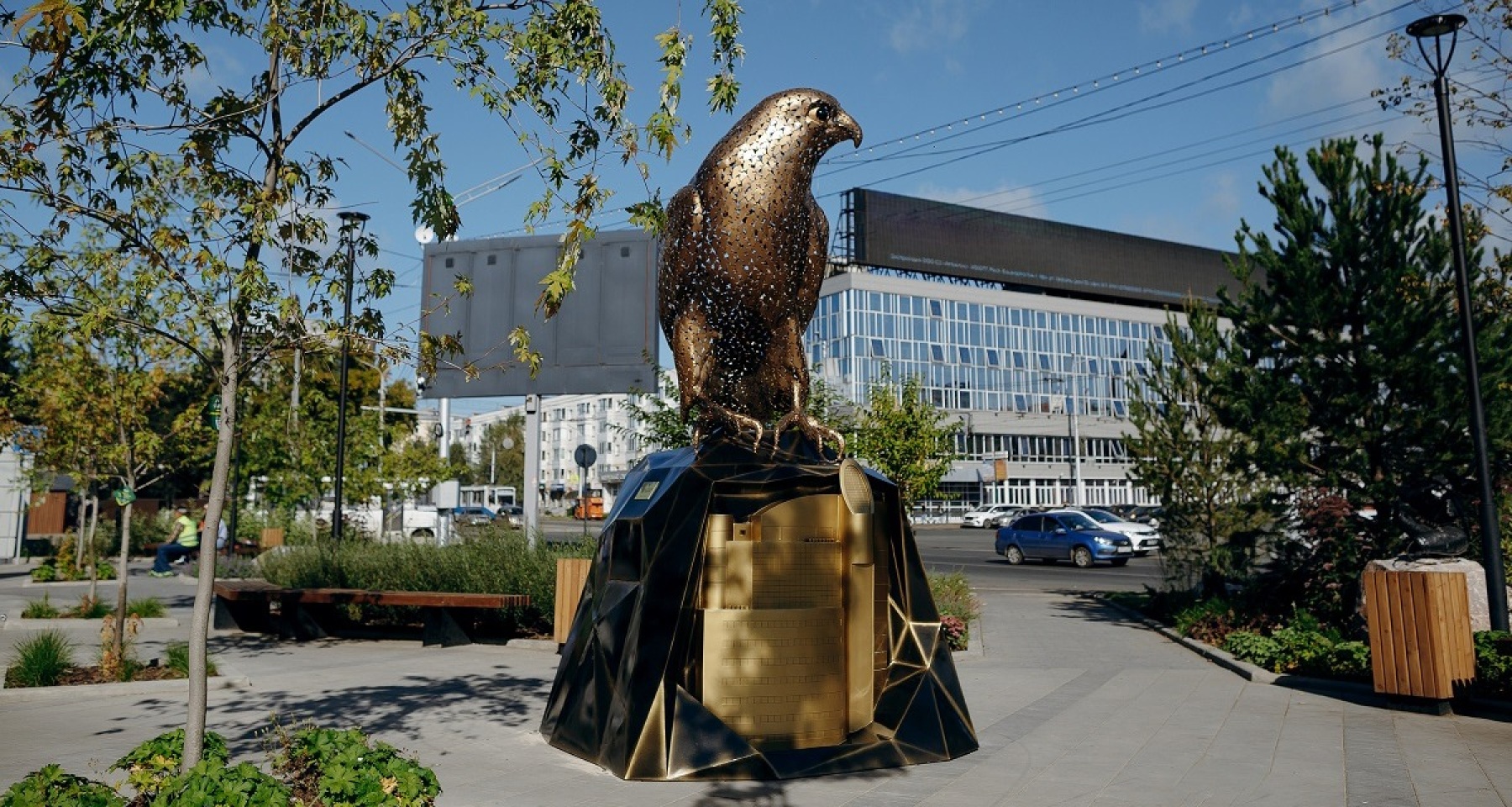 В Уфе появился городской монумент «Сапсаны на крыше Уралсиба»