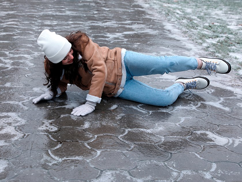 Everything is cold. Гололёд. Ото льда на ступеньках. Тротуар очистили ото льда.