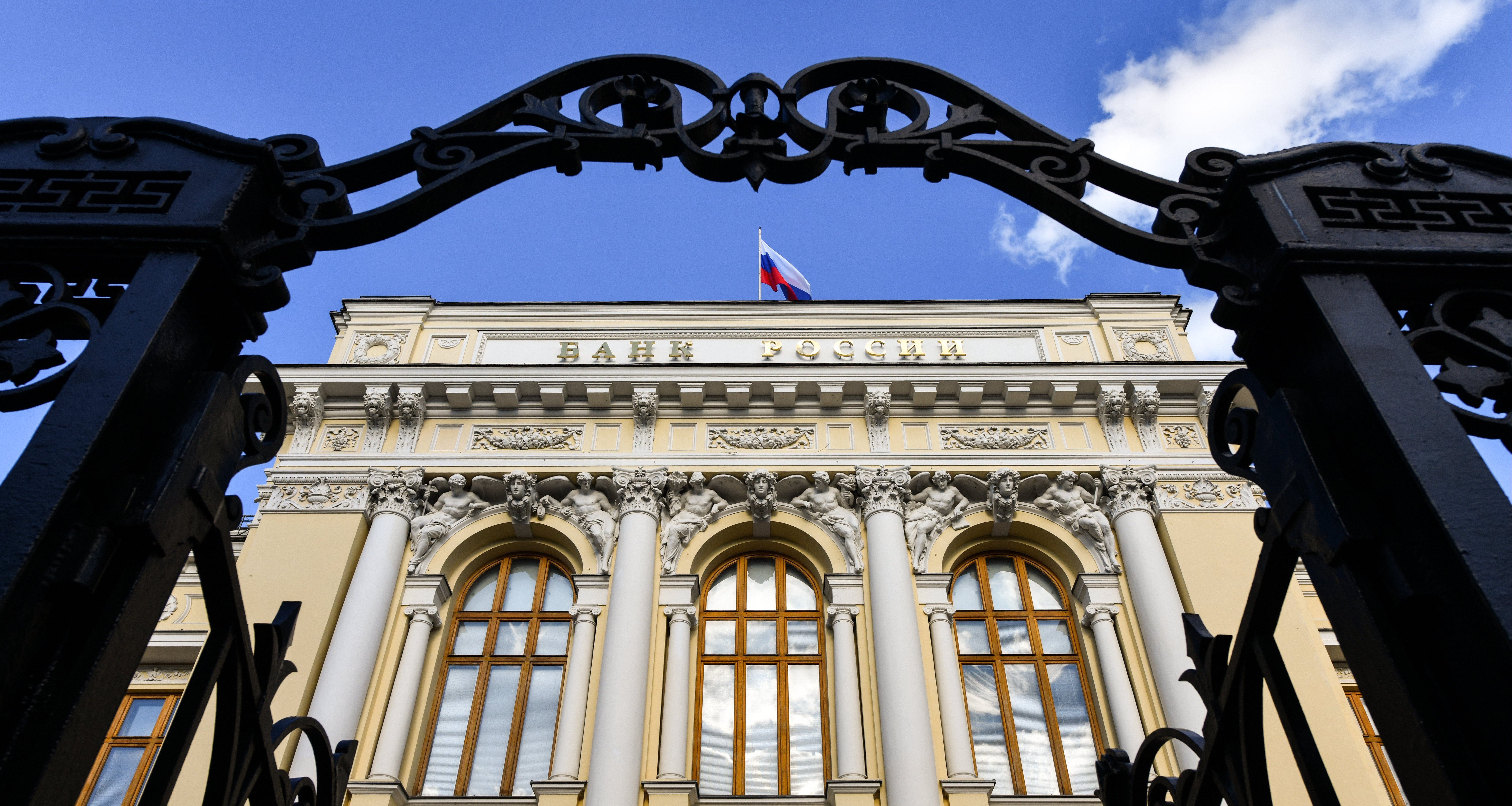 Поднимут, но не сейчас: аналитики дали прогноз по ставке и рублю до конца года