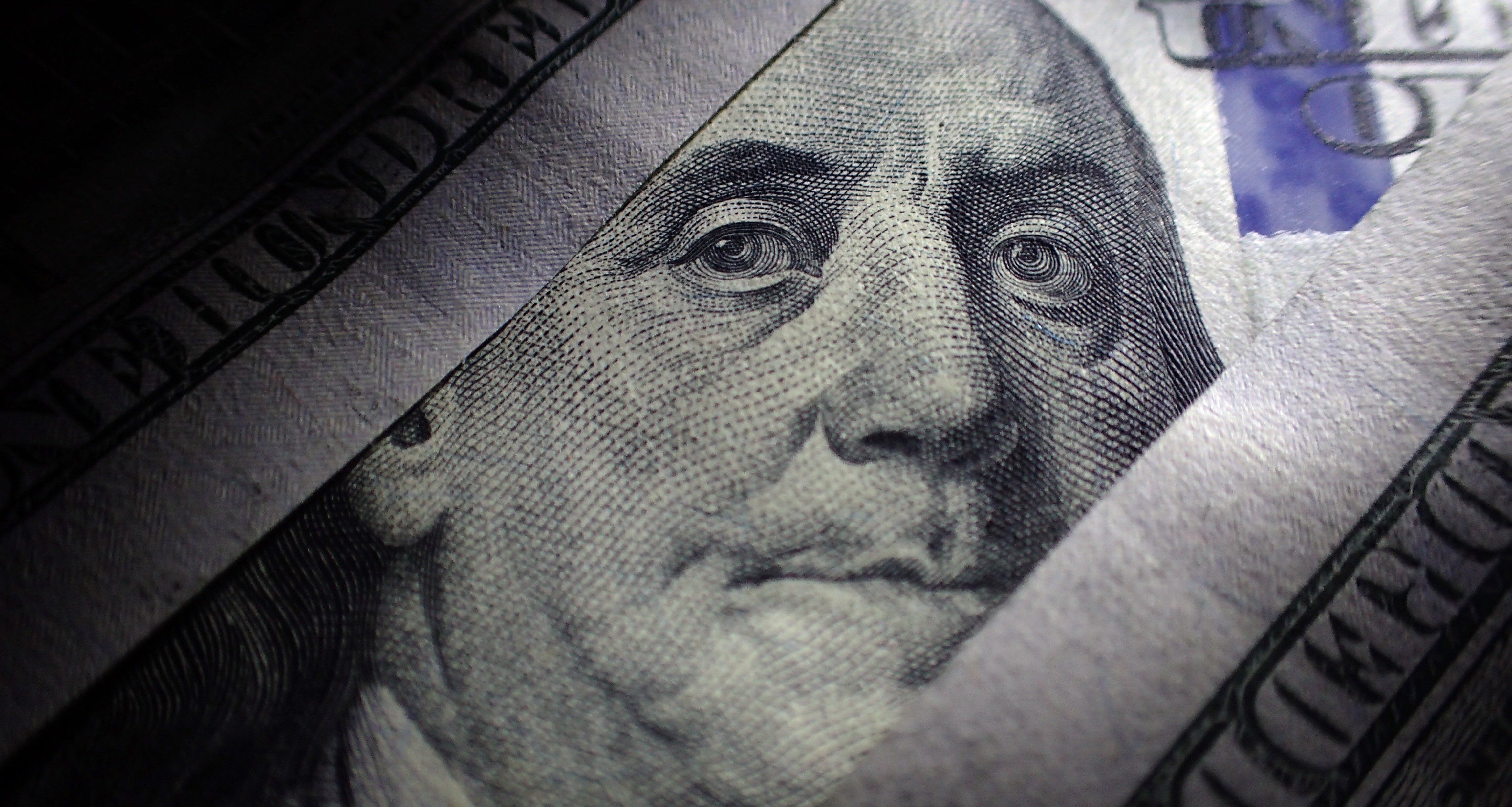 Куда россияне вывели валюту и что такое платежный стикер. Обзор прессы ...