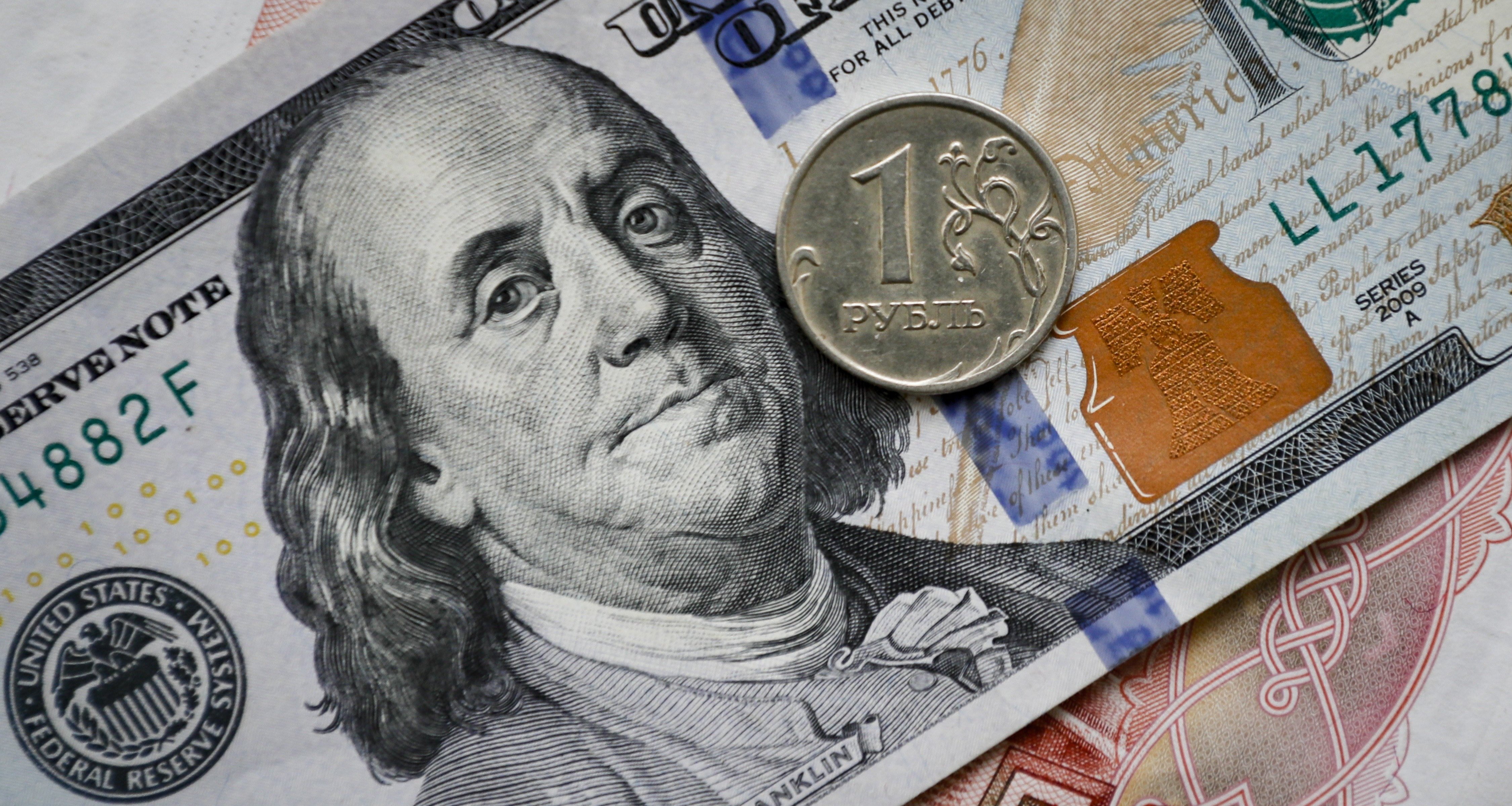 Доллар — вновь выше 70. Как аналитики объясняют новое ослабление рубля