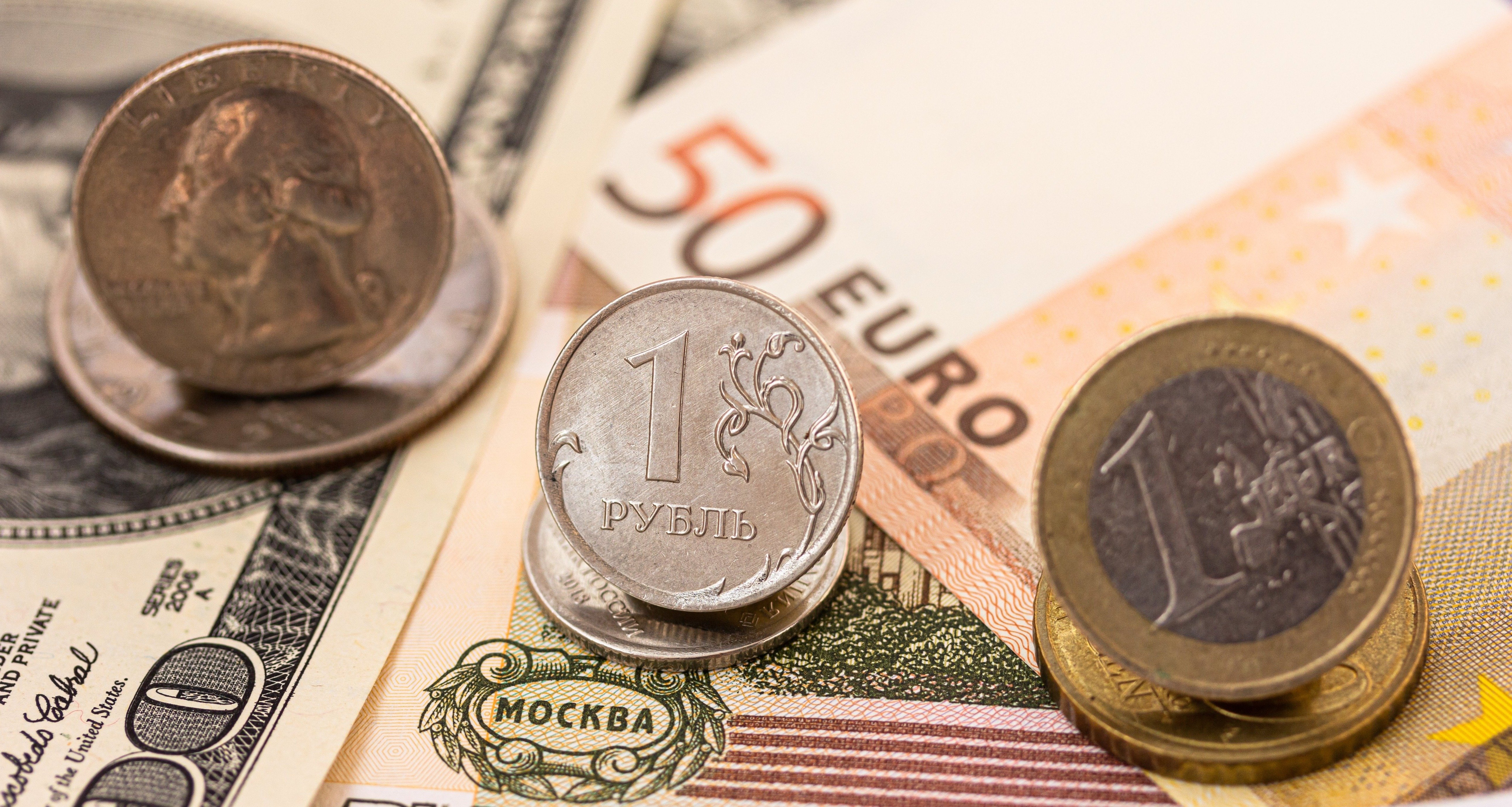 ​Сколько будут стоить доллар и евро к осени: народный прогноз