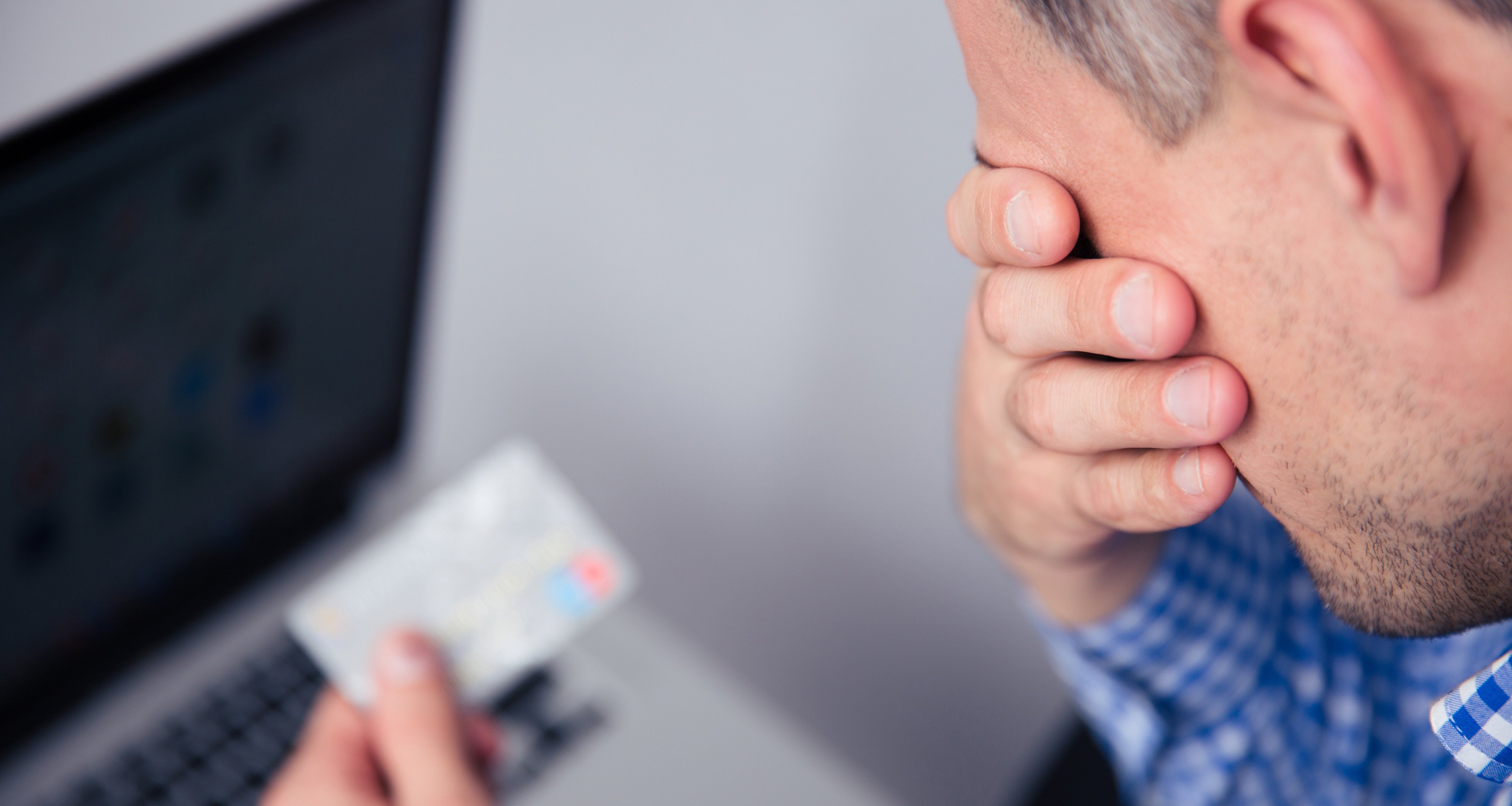 В долг у родственников. Грустный человек с деньгами. Проблемный человек. Человек в долгах. Человек который выплачивает кредит.