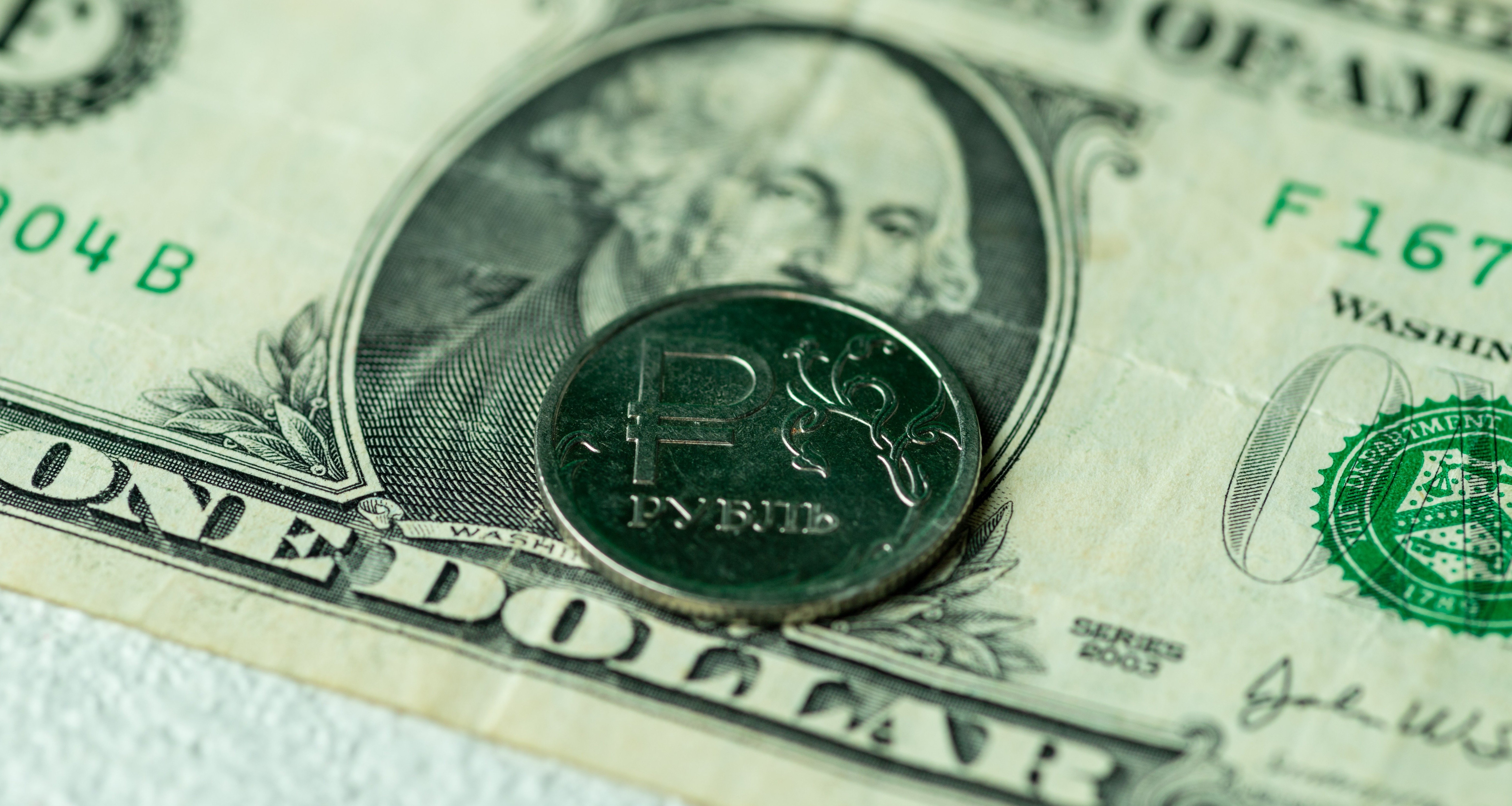 Ослабление продолжится: что ждет рубль и как могут поступить власти