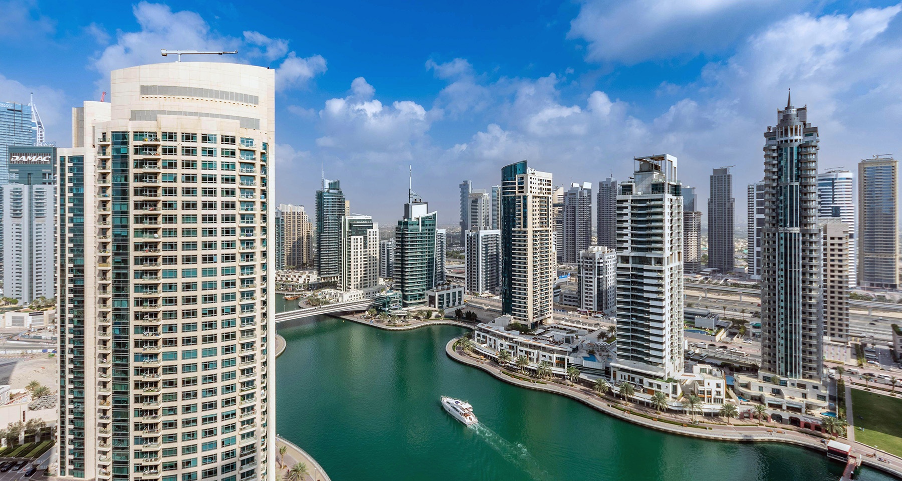 «Бесплатный билет на самолет и завтрак в аэропорту. Как я сэкономил более 25 000 рублей на поездке в Дубай с помощью банковских карт» 