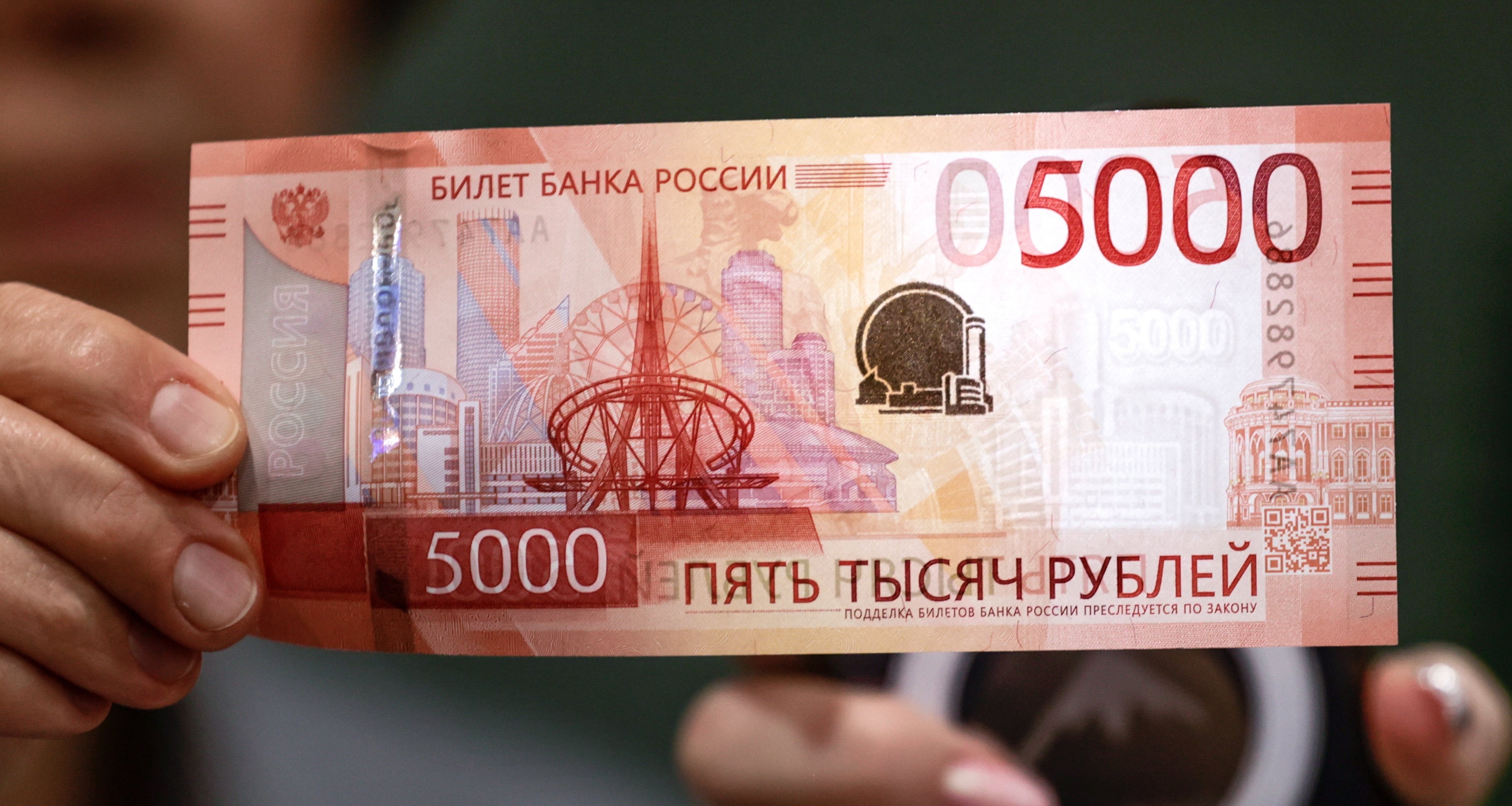 ЦБ предупредил о новой мошеннической схеме с 5000-рублевыми банкнотами
