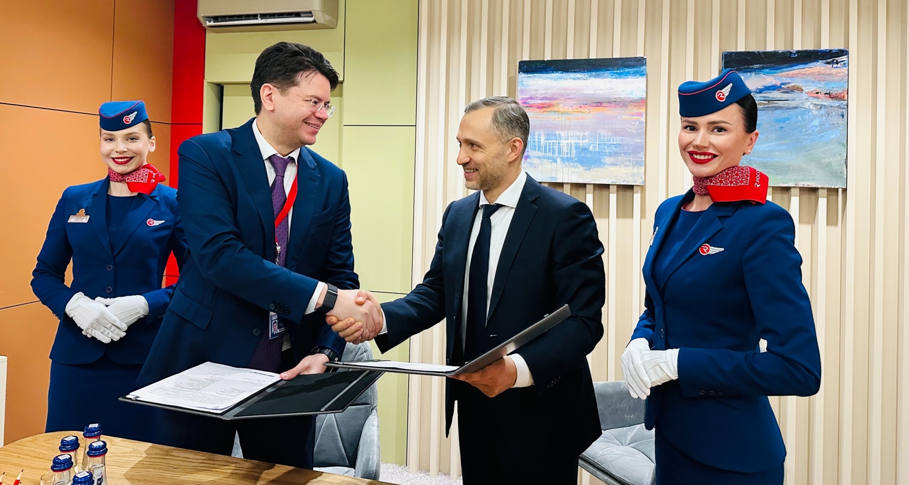 МКБ и авиакомпания «Россия» заключили соглашение о стратегическом сотрудничестве на ПМЭФ-2025