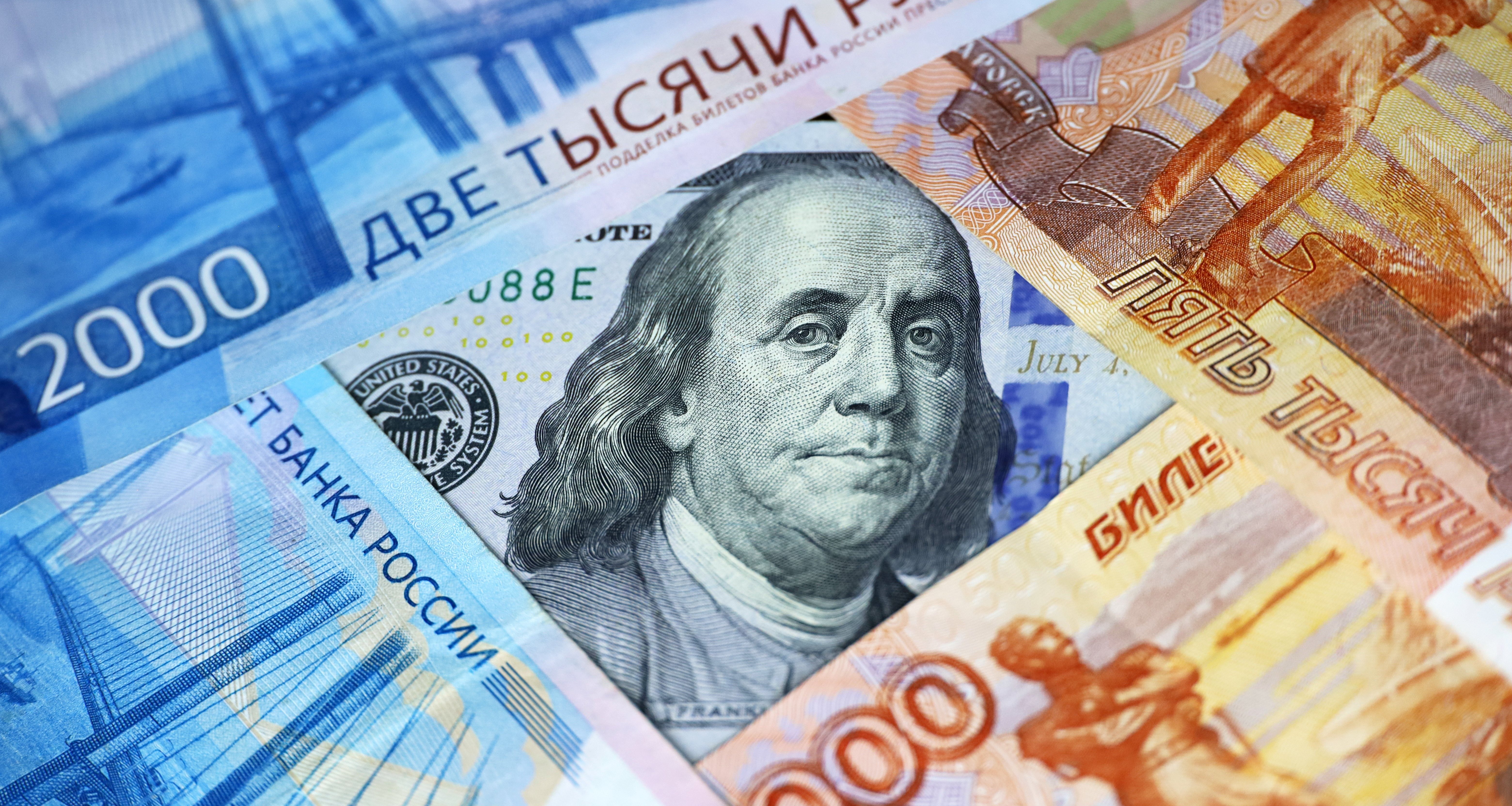 Аналитик дал прогноз по доллару и евро на июль