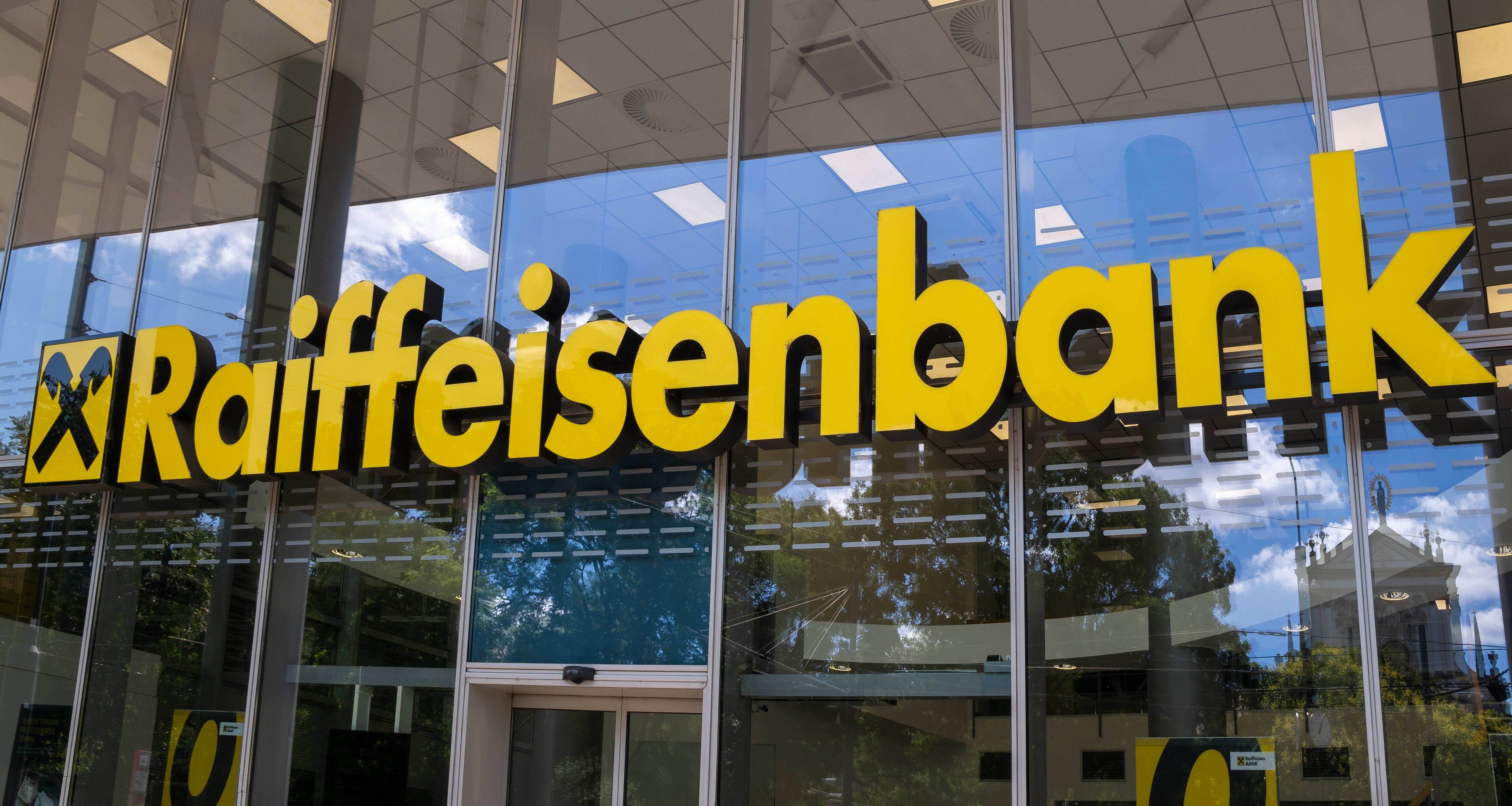 Raiffeisen Bank получил половину годовой чистой прибыли от российской «дочки»