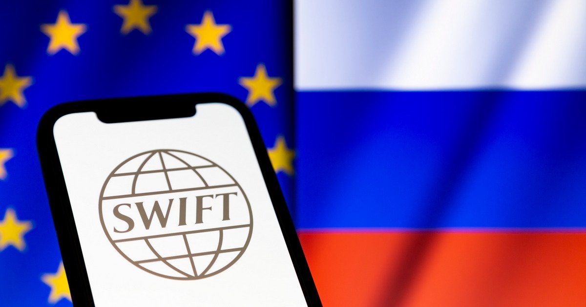 Западные страны договорились отключить российские банки от SWIFT