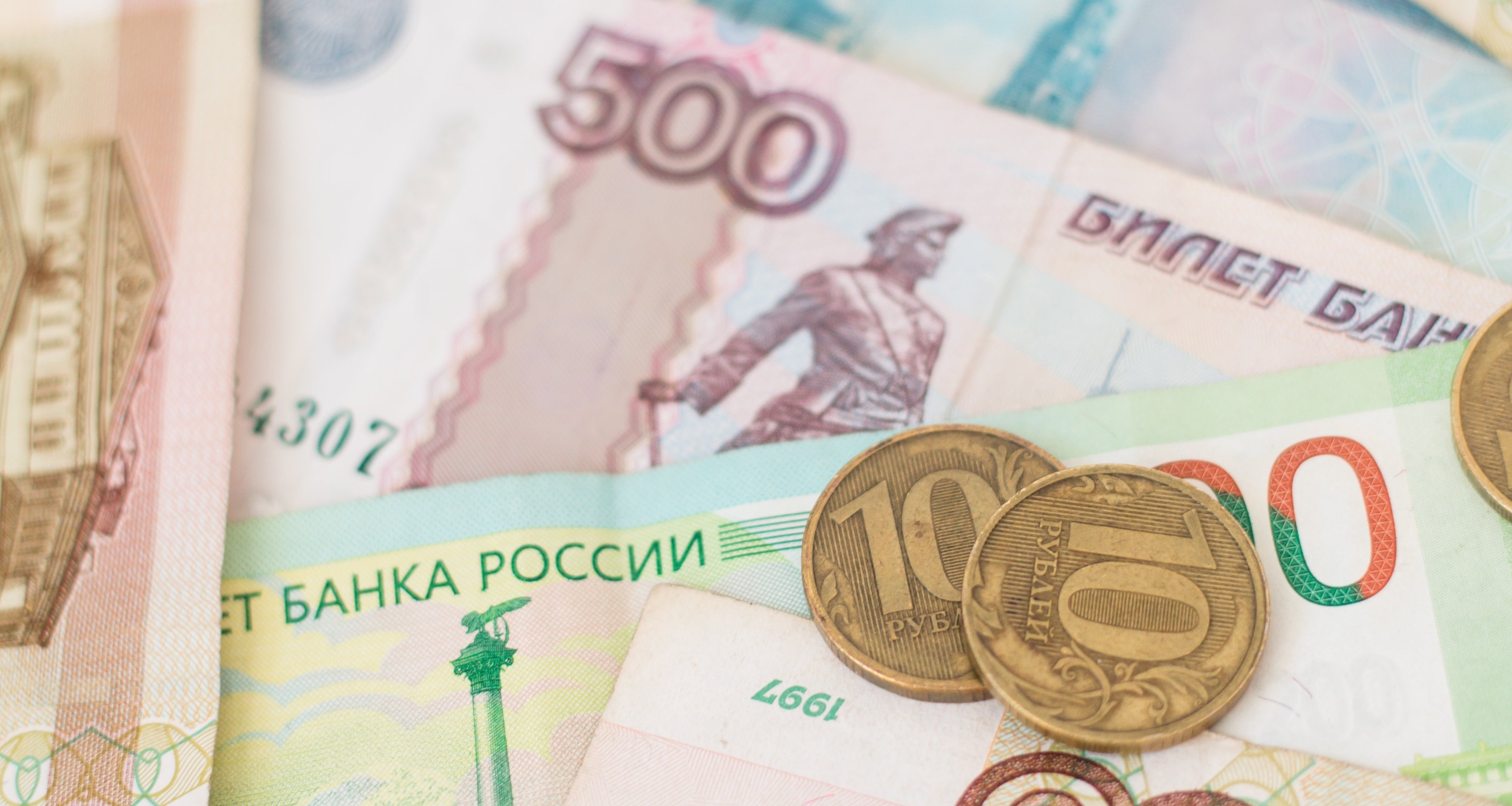 Слухи о заморозке и принудительной конвертации. Почему россияне бегут из длинных вкладов