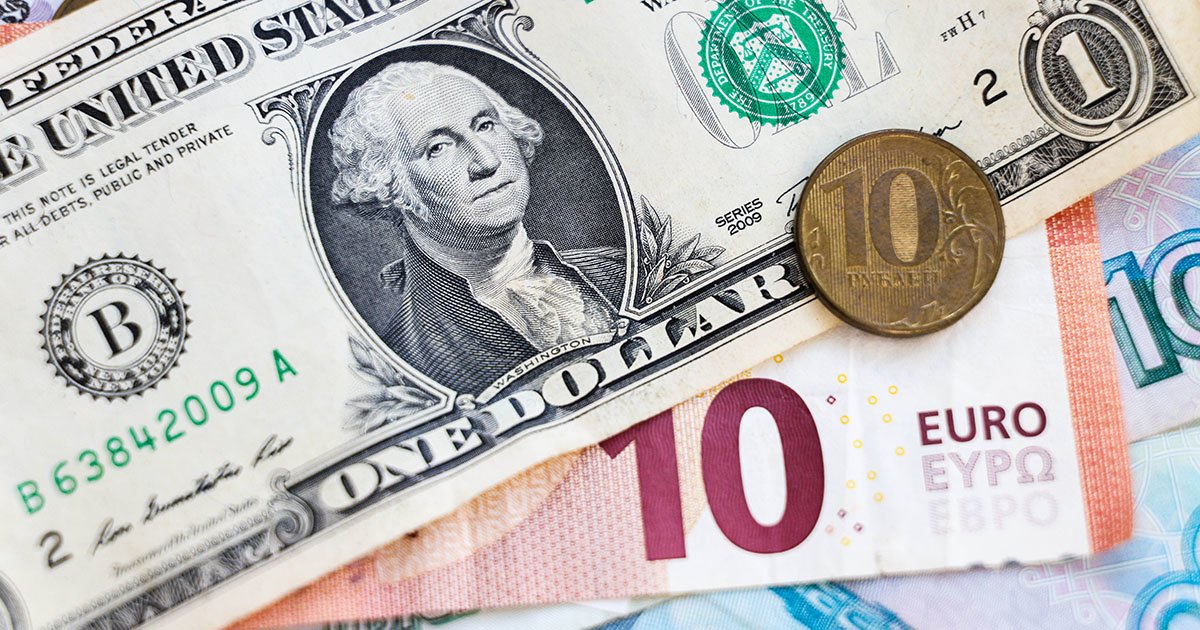 Рубль пошел на рекорд: доллар на Мосбирже опустился ниже 58 рублей, евро — ниже 60