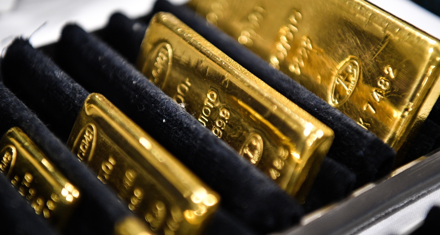 Почему подскочил спрос на вклады и как золото доставят на дом. Обзор Банки.ру