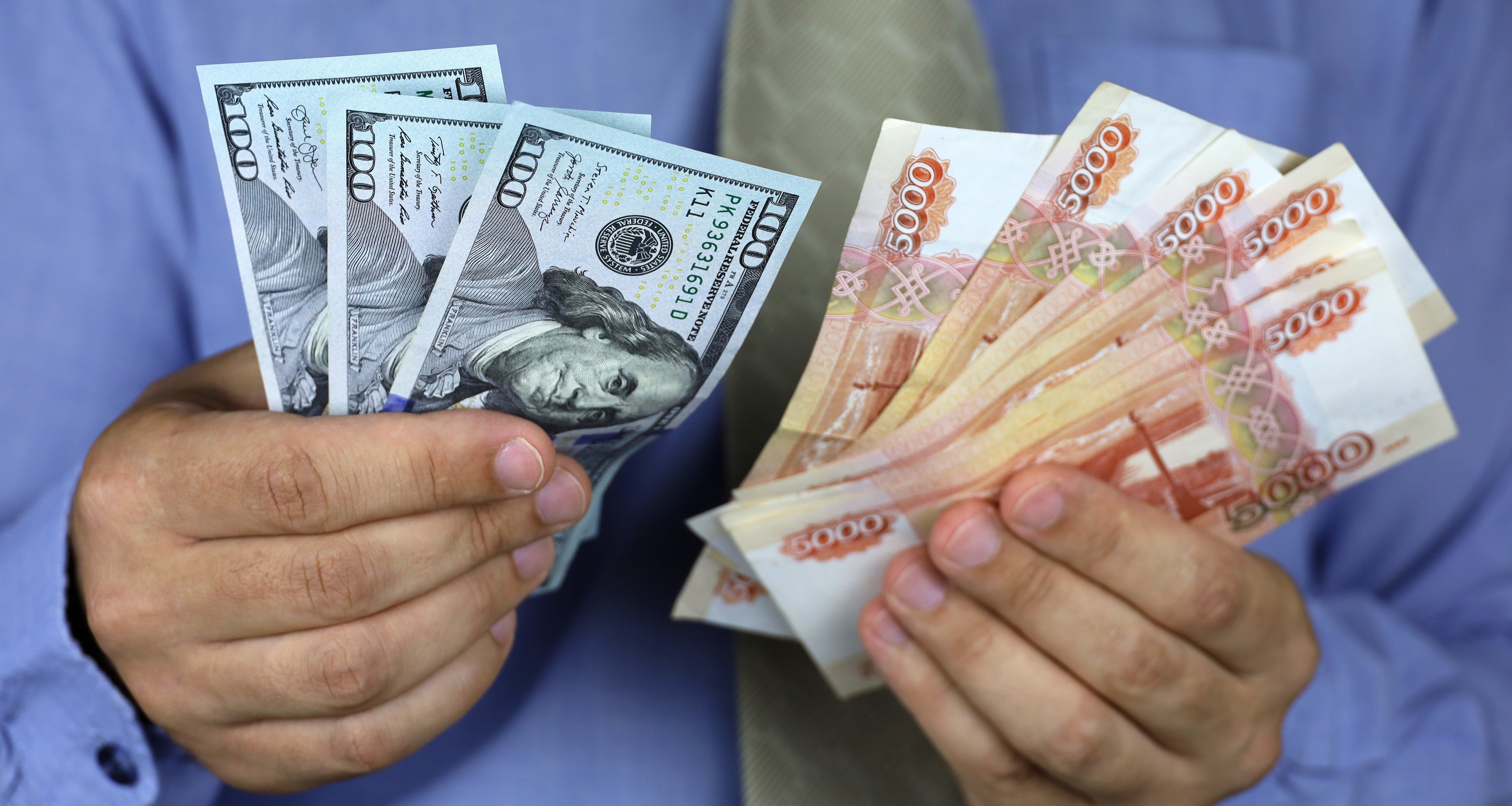 Власти признали вред спекулянтов для рубля: как с ними будут бороться