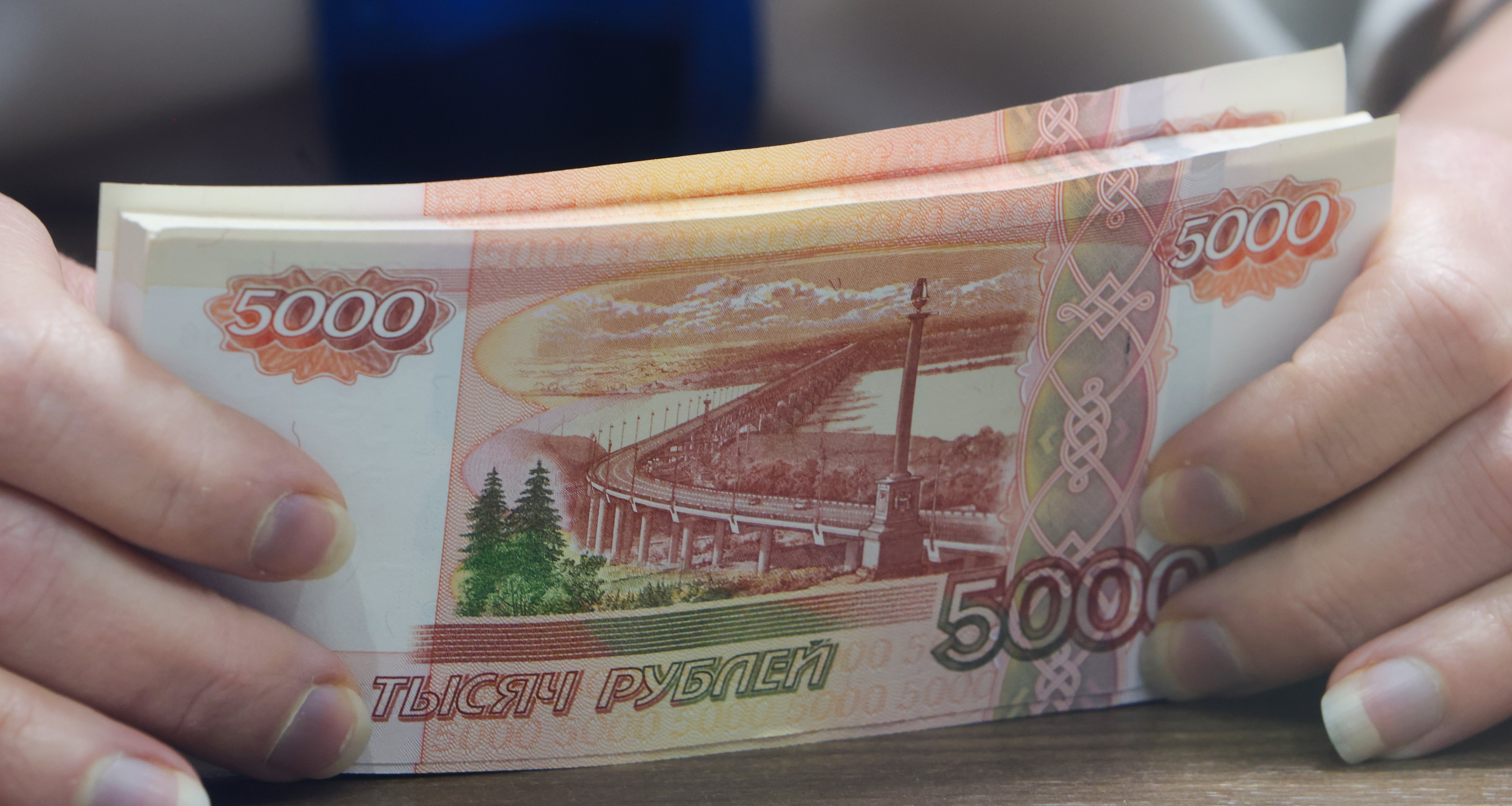 Все дело в ставках: россияне резко понесли наличные в банки