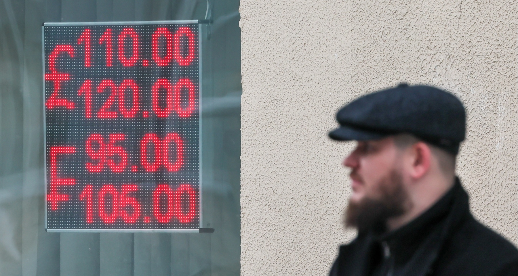 Минэк спрогнозировал, когда курс доллара подойдет к уровню 100 рублей