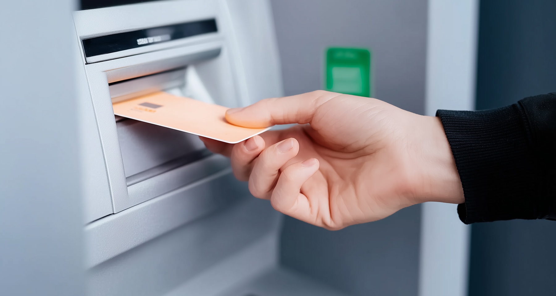 Налоги на переводы и лимиты на снятие наличных. Семь важных статей о банковских картах 2025 года