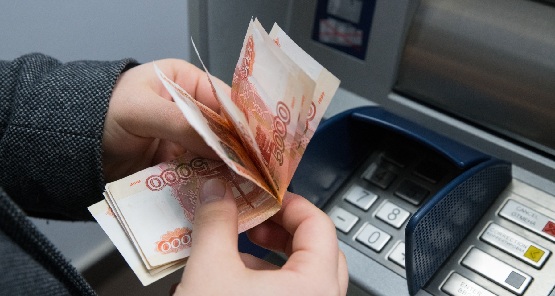 Какая сумма накоплений бесполезна, сколько можно заработать в Сбербанке и ВТБ. Главное за неделю
