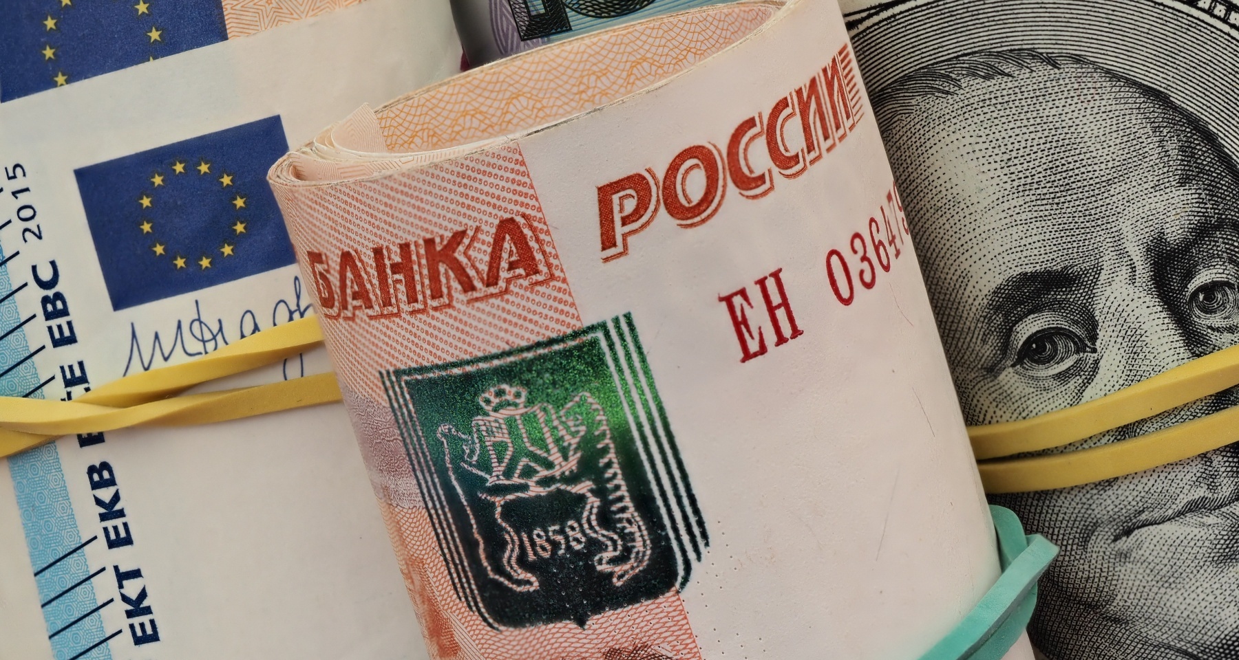 Рубль уверенно растет к доллару и евро. ЦБ установил официальные курсы валют на 19 апреля