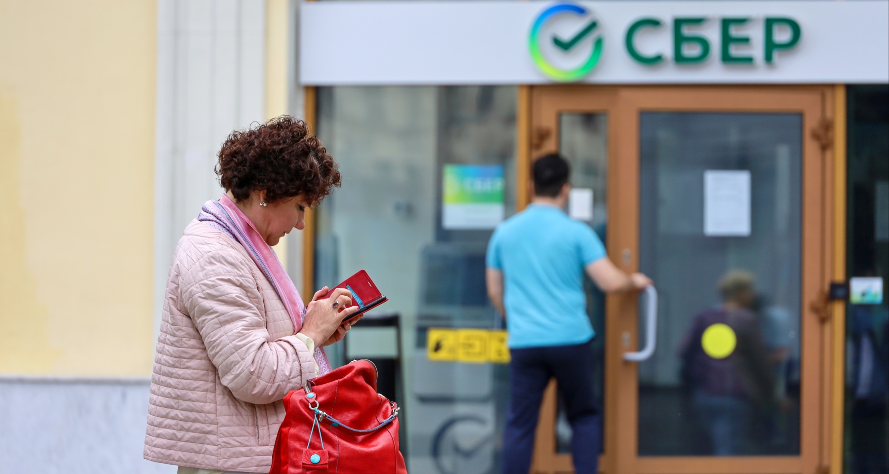 Сбербанк повысит стоимость уведомлений для пенсионеров