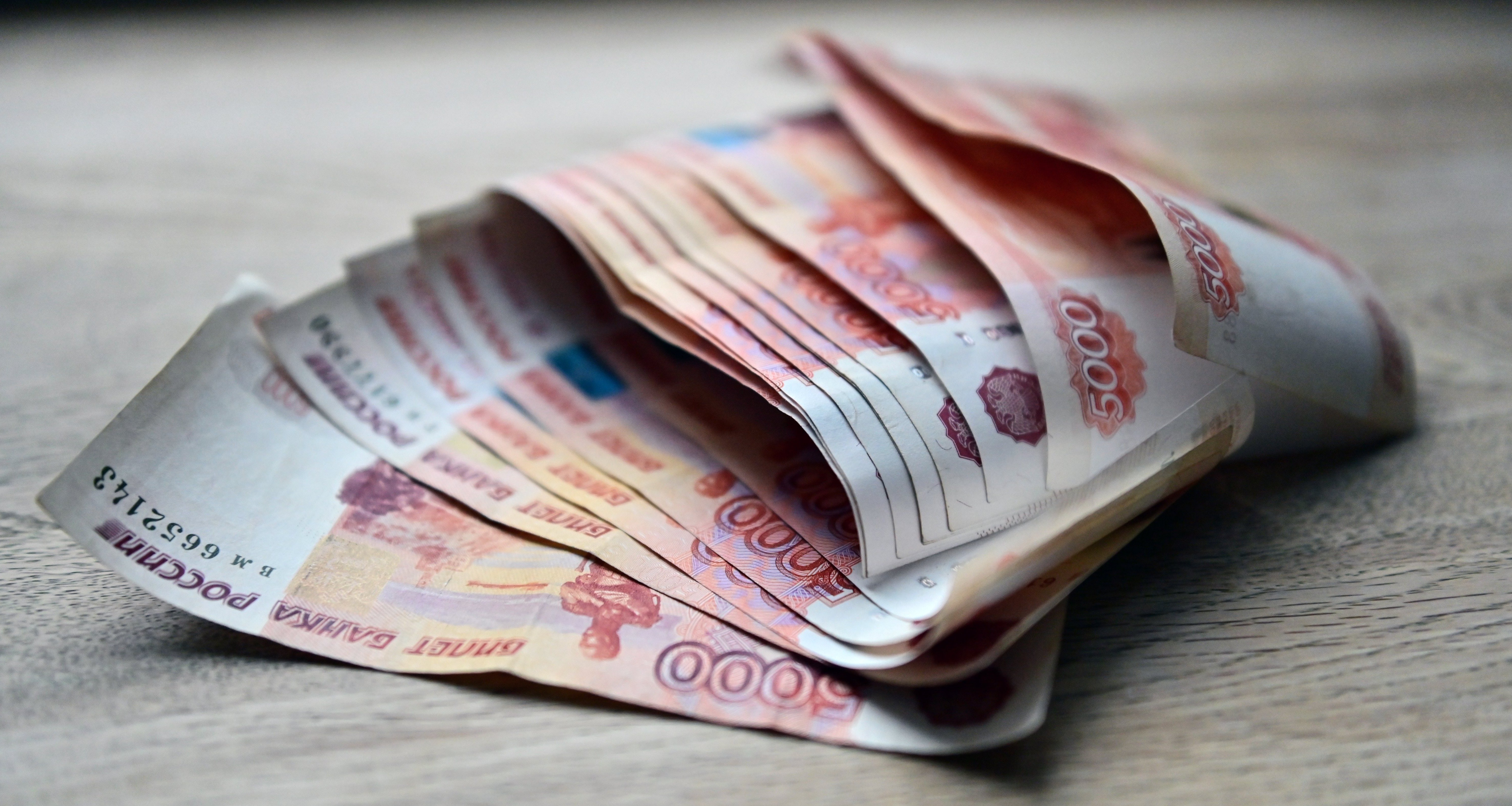 Россияне запасаются бумажными деньгами: стоит ли снимать все наличные