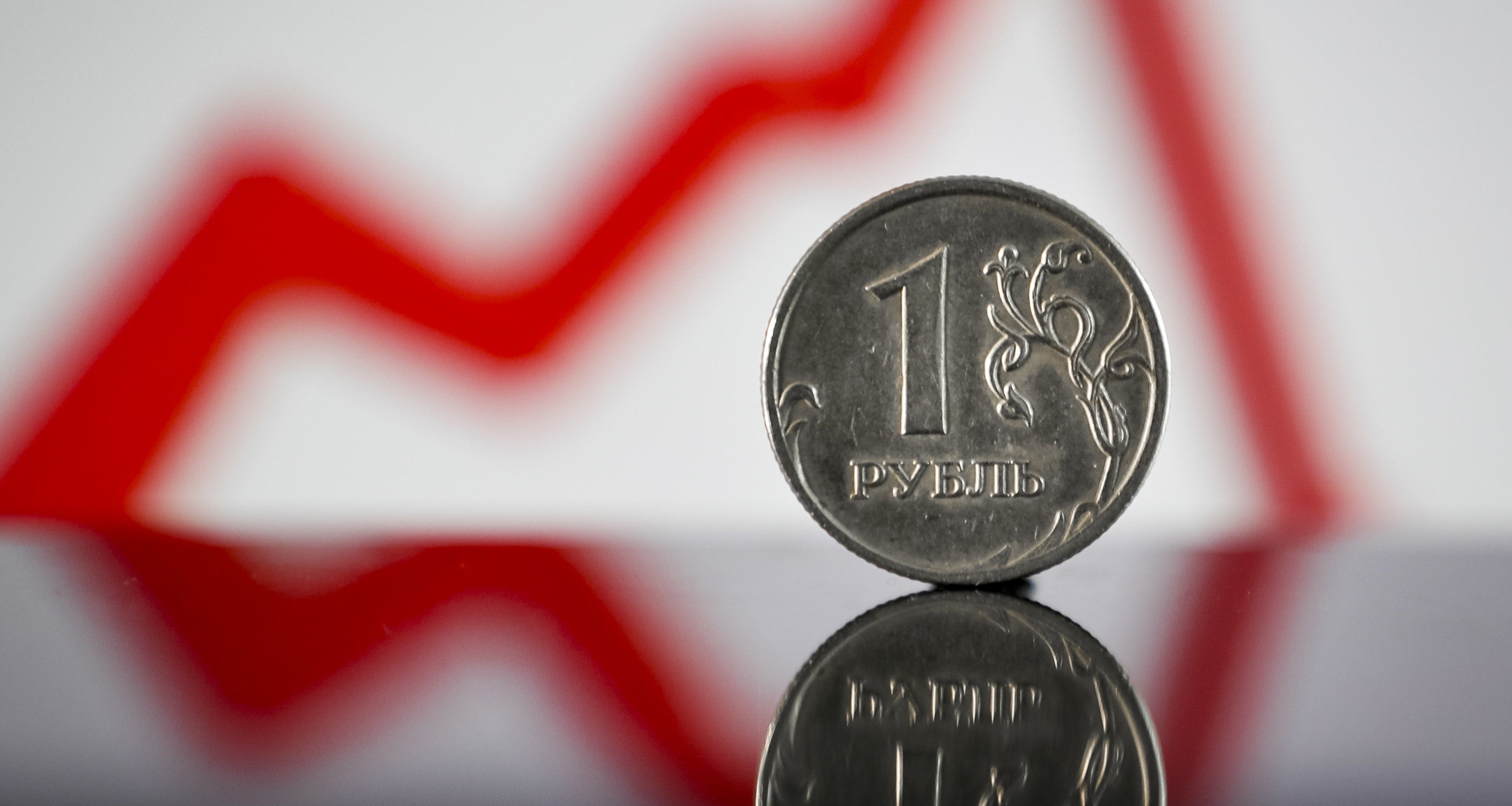 Рубль снижается. Падение рубля. Рубль падает. Падение курса рубля. Ослабление валюты.