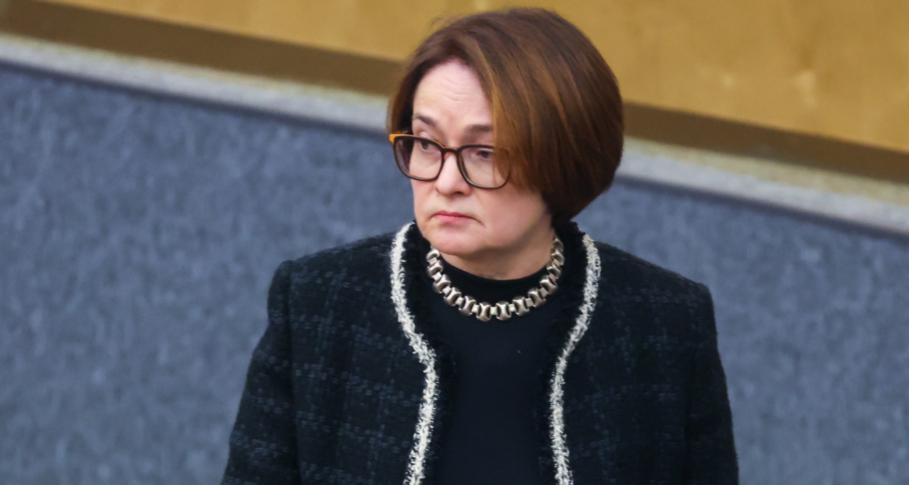 Финансовый консультант объясняет своему. Финансовый консультант. Человек презентует. Советник по финансам. Финансовый консультант.