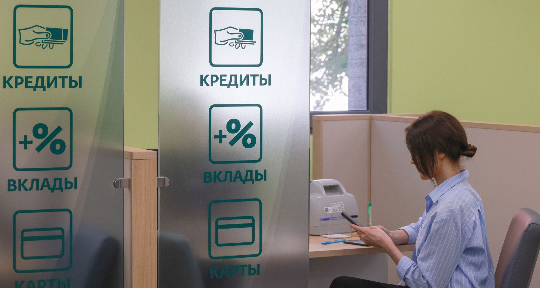 Россияне бросились покупать автомобили, банки отказываются смягчать условия по кредитам. Обзор Банки.ру