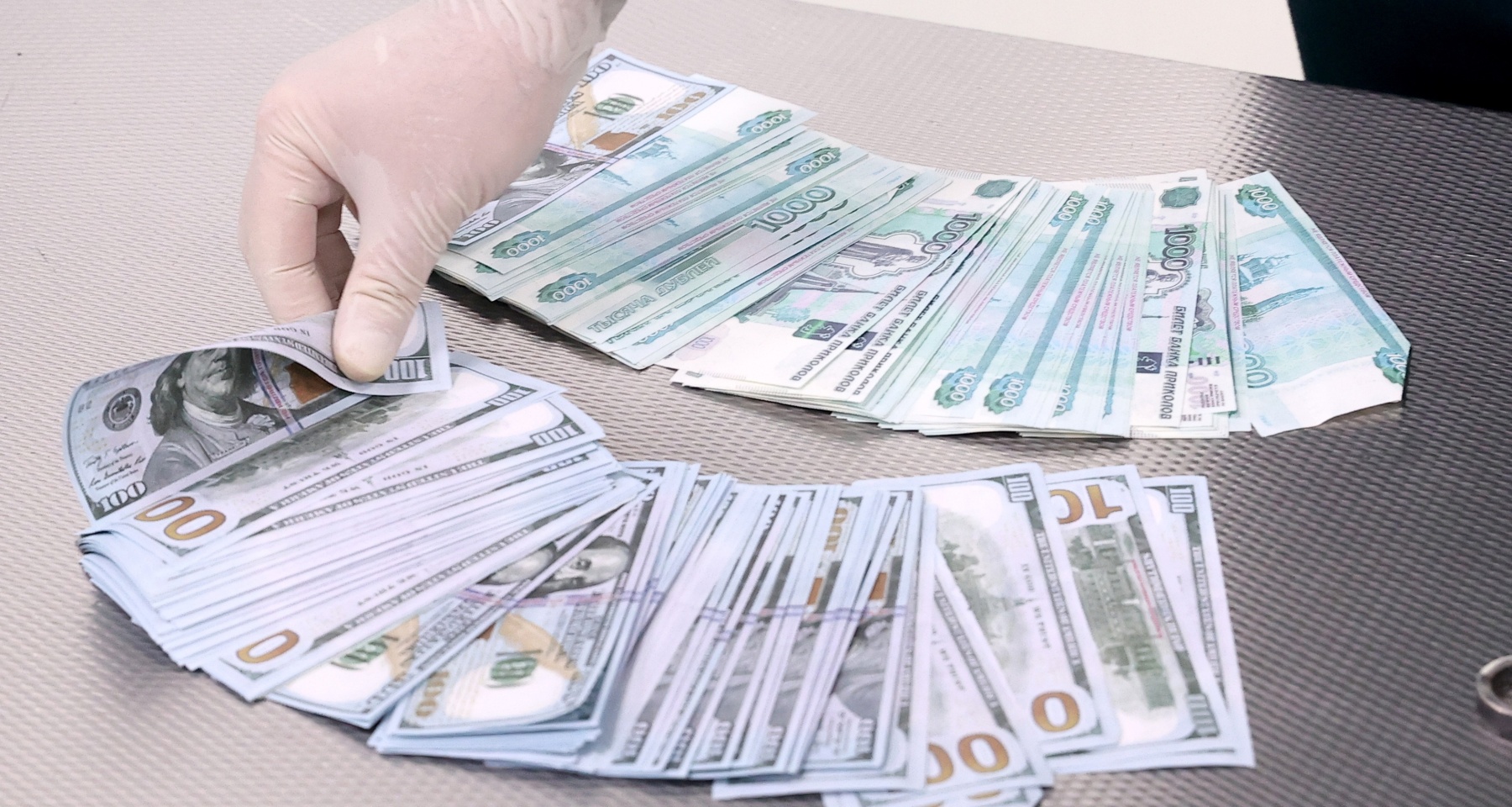 Таможня рассказала, какую валюту и куда везут из России контрабандой 