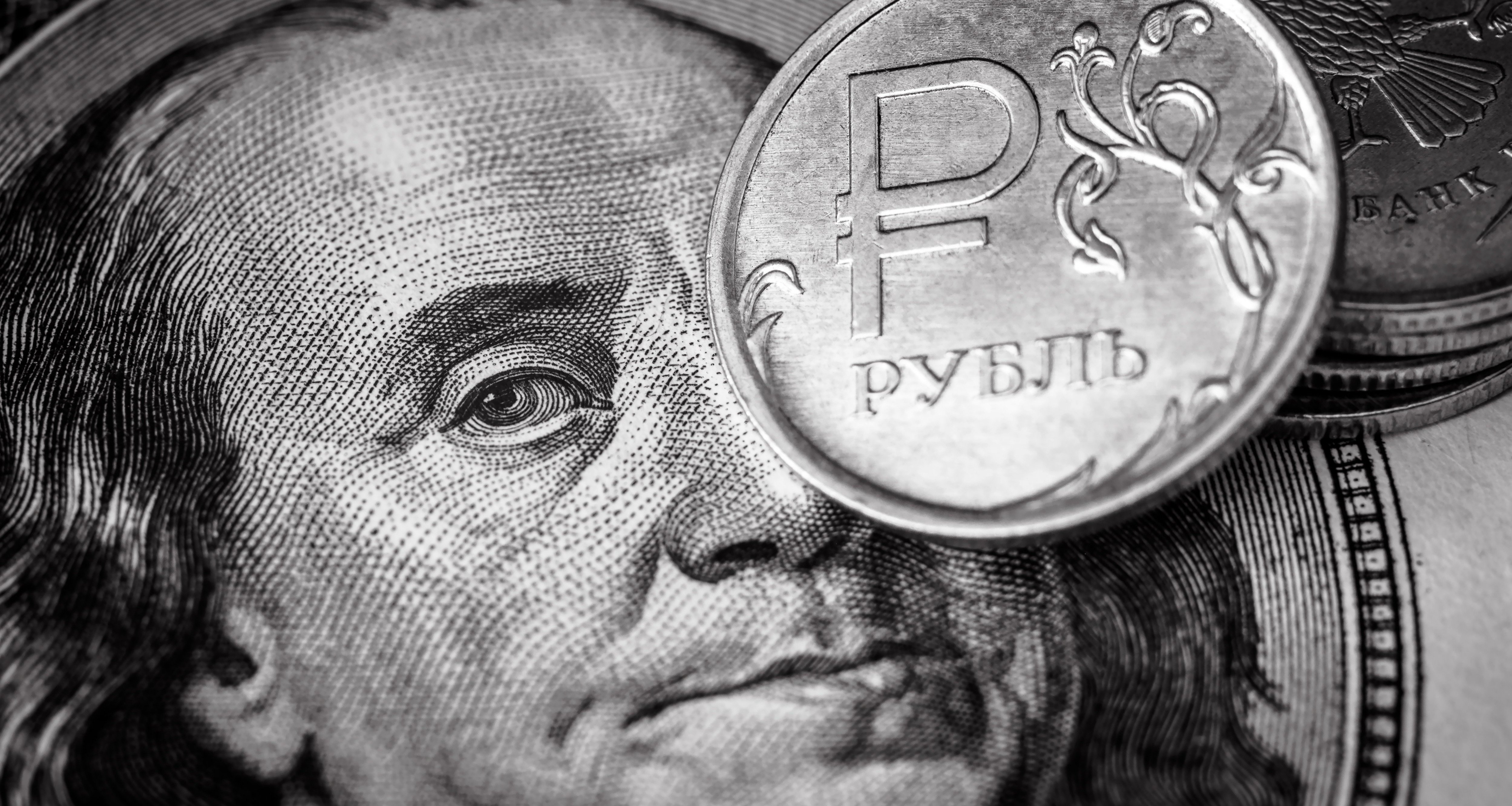 Доллар не сдается. Аналитики предсказали курс рубля к концу недели