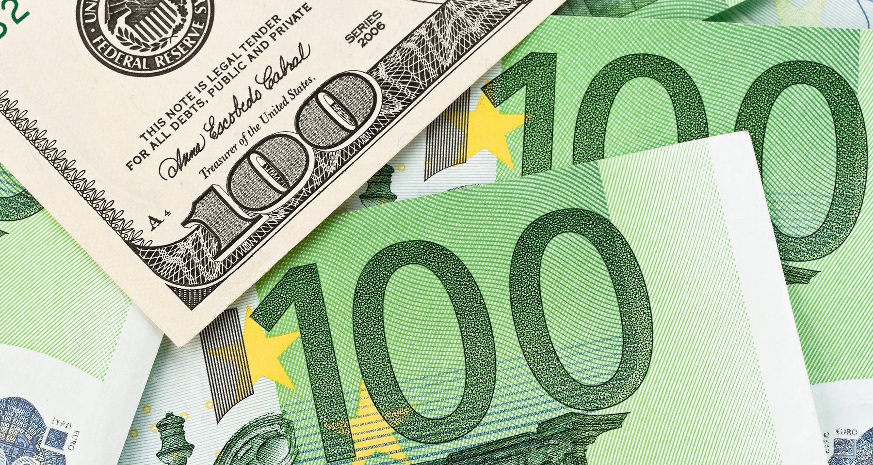 Почему евро упал ниже доллара, и что это значит