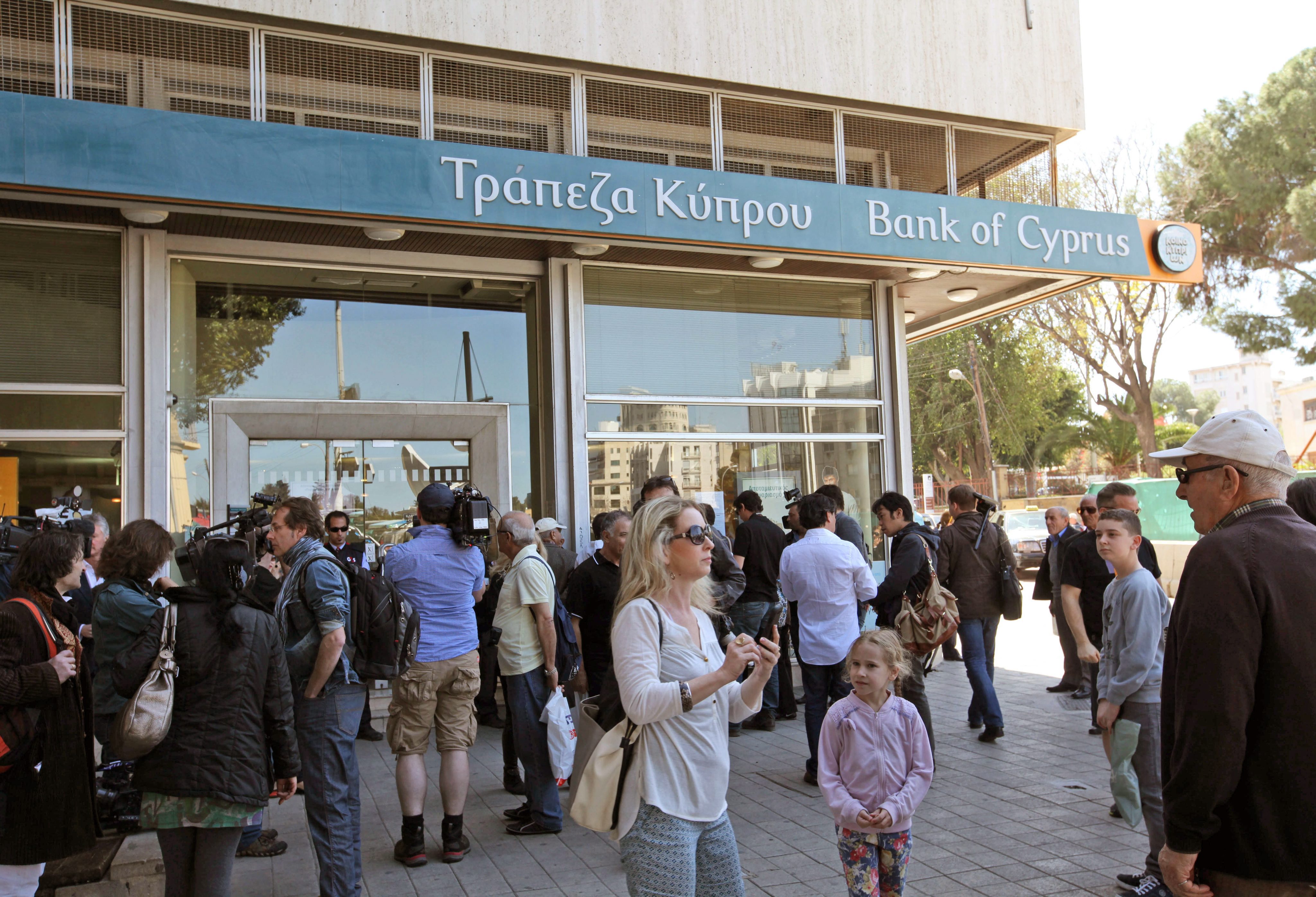 Bank of cyprus. Банки Кипра. Кипрский банк. Центральный банк Кипра. Кипрский банк в Москве.